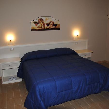 La Chioccia Hotel Valmontone Bagian luar foto