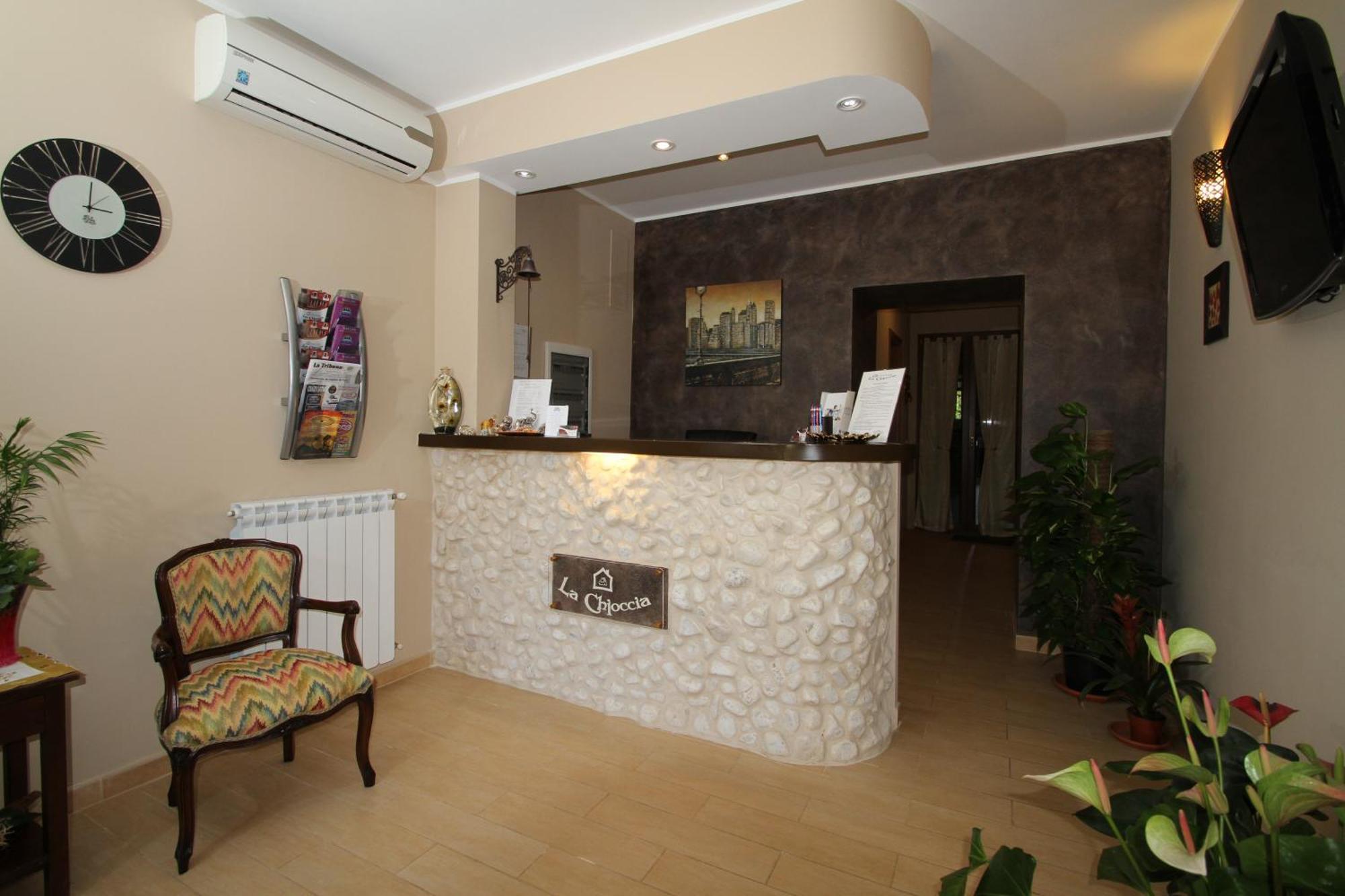 La Chioccia Hotel Valmontone Bagian luar foto